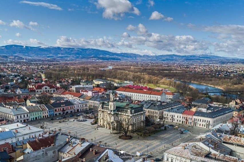 Nowosądecki rynek z widokiem na ratusz