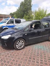 Gniezno. Kobieta zatrzasnęła dziecko w samochodzie. Interweniowali policjanci