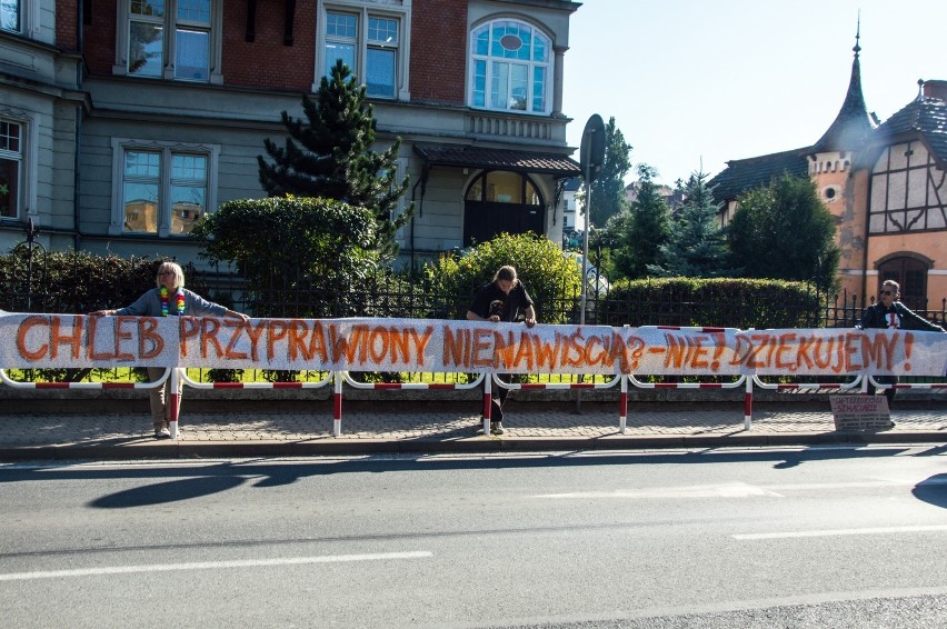 Wojciech Cejrowski w Kłodzku. Podróżnik obsypał protestujących solą egorcyzmowaną (ZDJĘCIA)