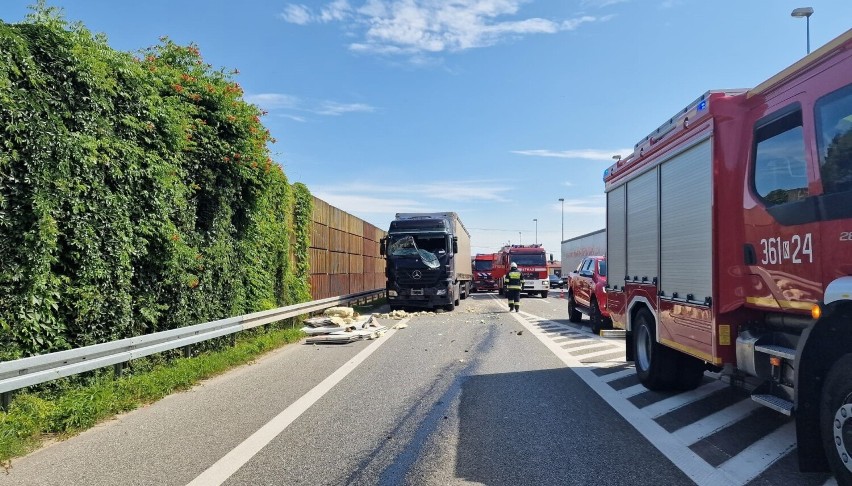 Wypadek na DK 94 koło Wojnicza. Droga w kierunku Krakowa była zablokowana po zderzeniu czterech samochodów
