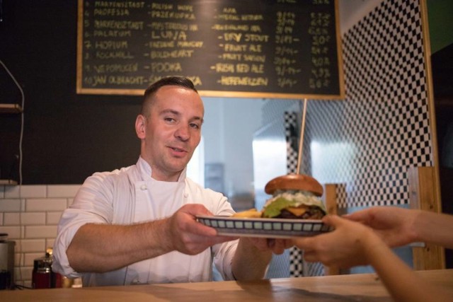 W Warszawskim Łotrze do wyboru mamy aż jest 11 burgerów w dwóch rozmiarach: mały – 120g, duży - 200g. Burgery przyrządzane są od podstaw, począwszy od mięsa, które jest na mielone na miejscu, a później przyprawiane według sekretnych receptur. Oprócz klasycznej wołowiny, w menu jest także burger wegetariański, który robiony jest z ciecierzycy, a także drobiowy w wersji „fit” z mango, oliwką i suszonymi pomidorami.

Adres: Ignacego Kruszewskiego 2
Ceny zaczynają się od 16 zł za małego i od 19 zł za dużego burgera.