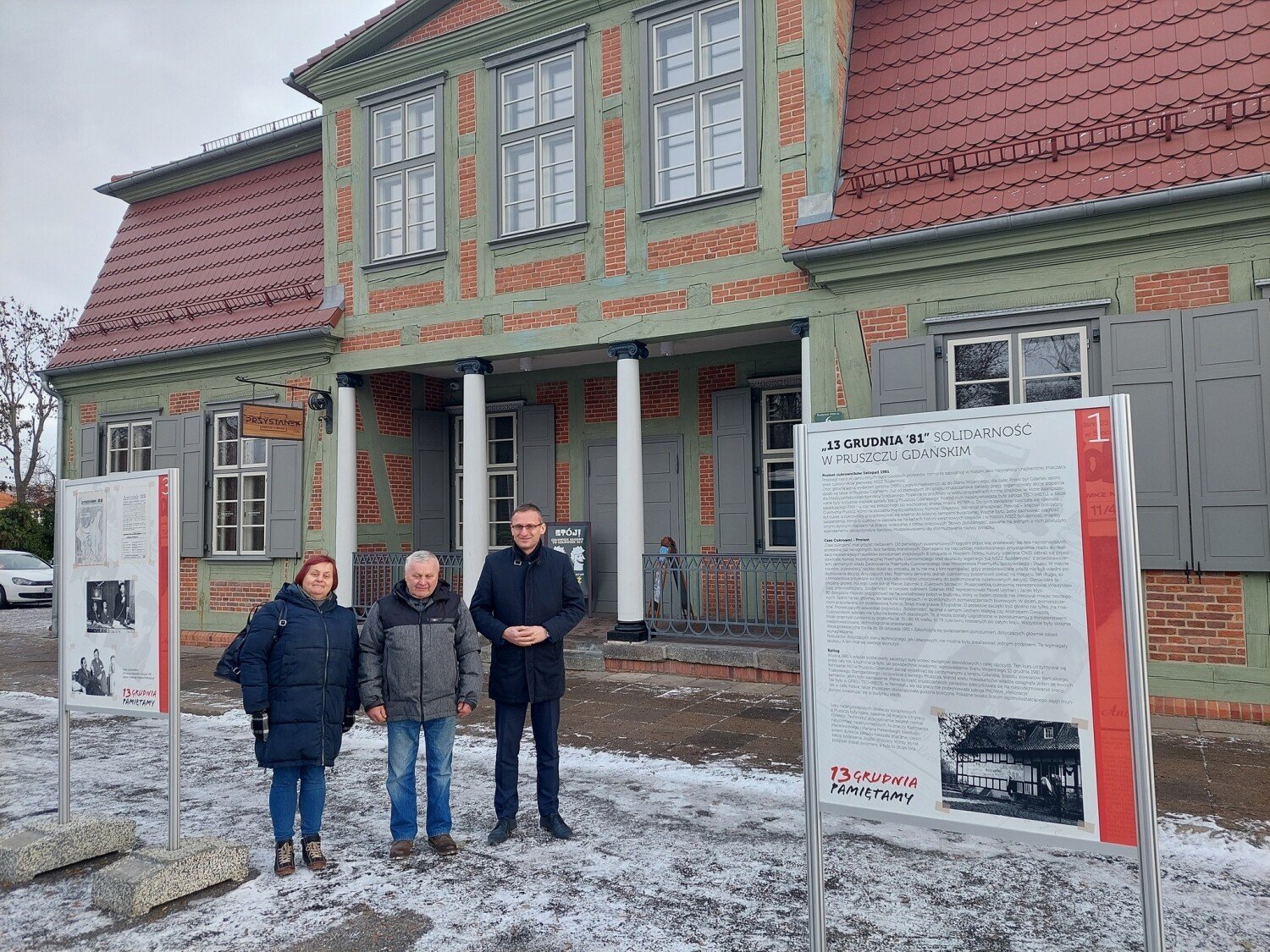 Wydarzenia grudniowe w Pruszczu Gd. Przed Domem Wiedemanna otwarto
