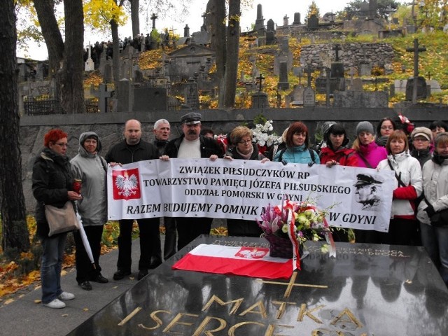 Przy grobie Matki Józefa Piłsudskiego i jego serca na cmentarzu w Wilnie na Rossie.