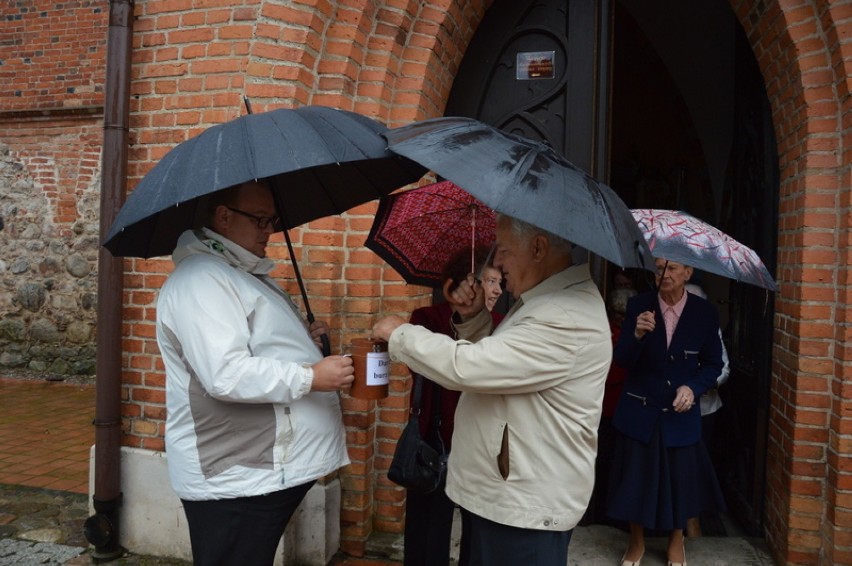 Parafialny Zespół Caritas przy kartuskiej kolegiacie kwestował na rzecz poszkodowanych w nawałnicy 