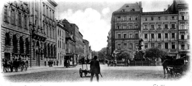 Plac Orła Białego w kierunku obecnej ul. Staromłyńskiej (1900)