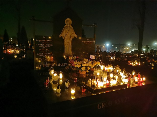 Cmentarze w Chrzanowie rozświetlone blaskiem tysięcy zniczy.