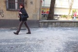 Z kamienicy przy ulicy Damrota w Opolu odpada tynk 