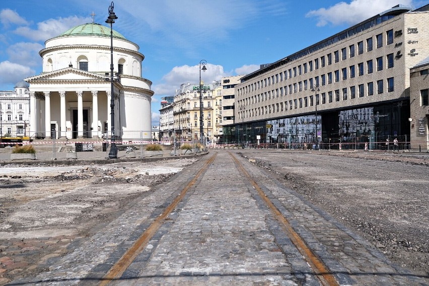 Remont Placu Trzech Krzyży. Wiadomo, co z zabytkowym brukiem i torami tramwajowymi. Jest też porozumienie w sprawie zieleni na placu