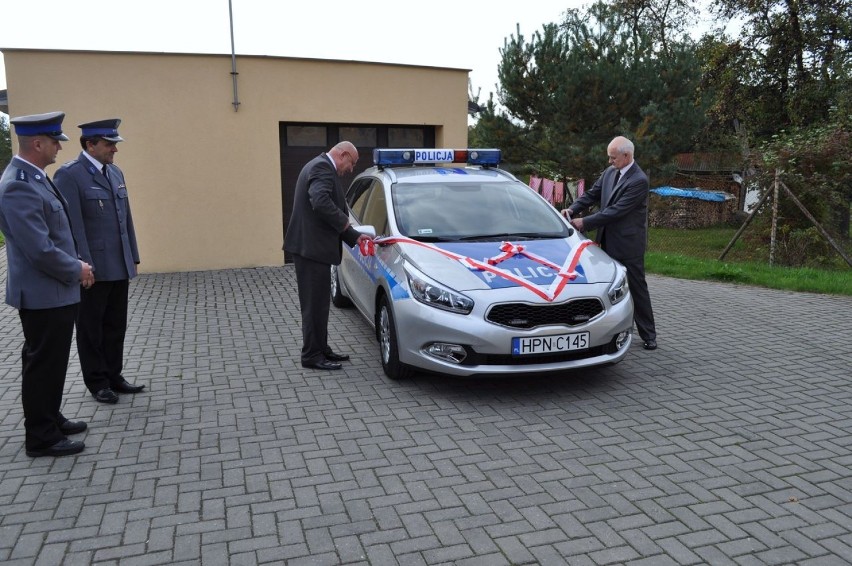 Nowy radiowóz dla policji z Kołczygłów. Gminy dołożyły się...