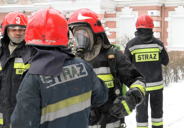 Strażacy walczą z ogniem, który wybuchł w jednym z domów w Izbicy Kujawskiej.