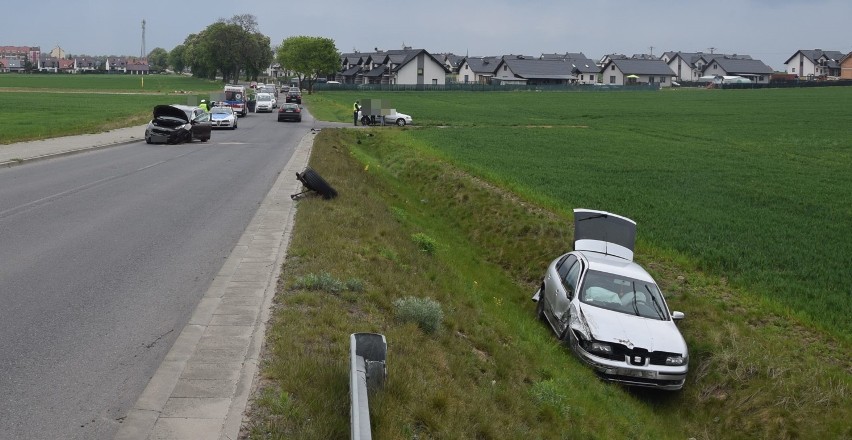 Zderzenie samochodów pod Stargardem. Oderwało się koło 