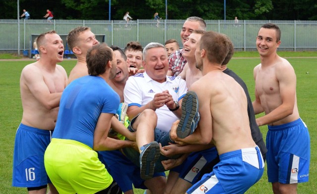 Sukces oświęcimskiej piłki kojarzony jest z Jerzym Jaroszem, więc piłkarze słusznie po meczu pieczętującym awans do IV ligi nosili go na rękach. Chętnie zrobiliby to po raz kolejny....