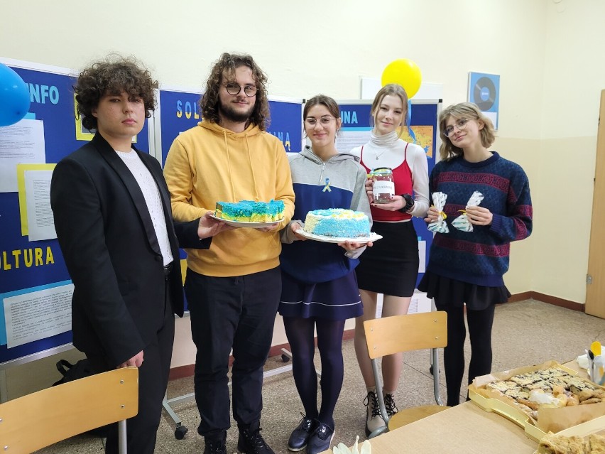 4 marca uczniowie I LO sprzedawali ciasta. Zebrane pieniądze przeznaczono na pomoc Ukrainie