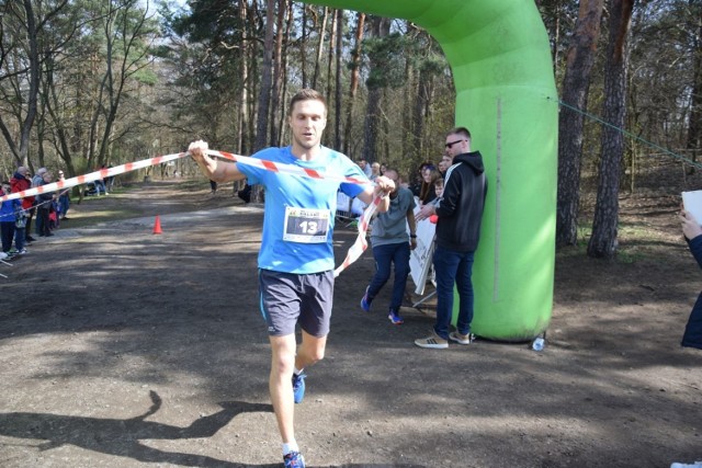 Prawie 200 osób wzięło udział w biegu charytatywnym Galant Race i pomogło sparaliżowanemu Nikodemowi. Bieg główny, który był rozgrywany w Parku Braniborskim na dystansie 7,2 km wygrał Jacek Stadnik, ale w tym biegu nie wynik i miejsca były najważniejsze. – Pokonując trasę myślałem o chłopaku, który wcześniej uprawiał sport, a teraz musi codziennie walczyć o powrót do zdrowia – powiedział na mecie zwycięzca. 



Pochodzący z Sulechowa Nikodem w styczniu tego roku uczestniczył w wypadku samochodowym w wyniku którego doznał poważnego urazu kręgosłupa (uraz rdzenia i kręgów TH10 i 11) – w rezultacie paraliżu kończyn dolnych. – Chłopak dał się poznać jako wspaniały kolega, sumienny uczeń i wielokrotny reprezentant szkoły w zawodach sportowych – mówił Maciej Adamczuk, nauczyciel w popularnym Elektroniku. - Po zakończeniu szkoły kontynuował przygodę ze sportem w klubie Lech Sulechów. Postanowiliśmy mu pomóc.

- Cały dochód z imprezy został przeznaczony na zakup specjalistycznego wózka oraz rehabilitację Nikodema. – Po raz kolejny pokazaliśmy, że zielonogórskie serca biją mocno – stwierdził Radosław Brodzik jeden z organizatorów. 

Tuż przed biegiem rywalizowały dzieci w czterech kategoriach wiekowych. Podczas imprezy wspominano również Piotra Galanta, wieloletniego trenera i zawodnika Zastalu Zielona Góra oraz nauczyciela akademickiego. 

Nie mogło zabraknąć również występów artystycznych. O to zadbały dziewczyny z zielonogórskich szkół tańca. Głównymi organizatorami biegu byli - Centrum Kształcenia Zawodowego i Ustawicznego „Elektronik” oraz stowarzyszenie Zielona Góra Zacznij Biegać.

Sponsorem strategicznym imprezy została zielonogórska firma wideorejestratory24.pl. Honorowym patronatem imprezę objął Janusz Kubicki, prezydent Zielonej Góry.

