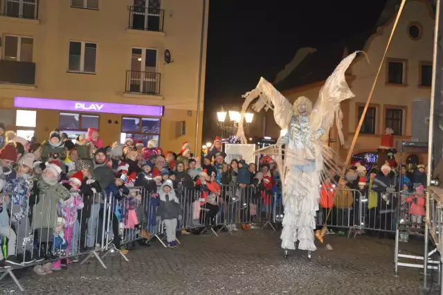 Wielka parada świty św. Mikołaja i mieszkańców miasta z dziećmi na trasie od domu kultury do placu ratuszowego