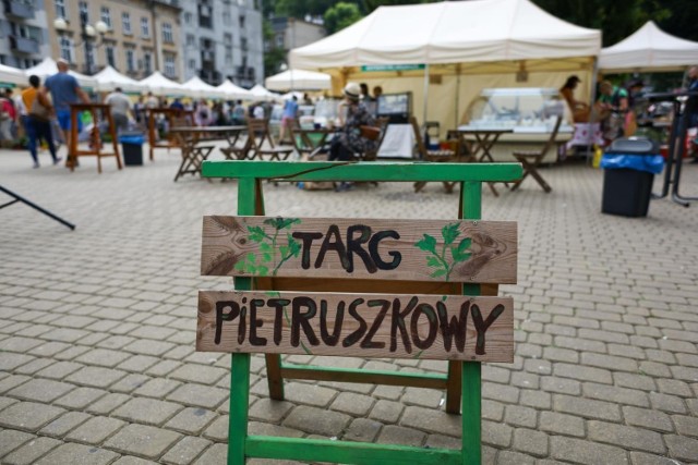 Na Targu Pietruszkowym produkty sprzedawane są bezpośrednio przez wytwórców - rolników i hodowców, którzy osobiście odpowiadają za ich jakość.