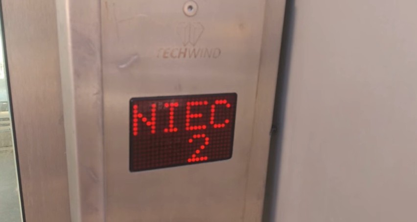 (Nie)działająca winda na peronie Rumia Janowo