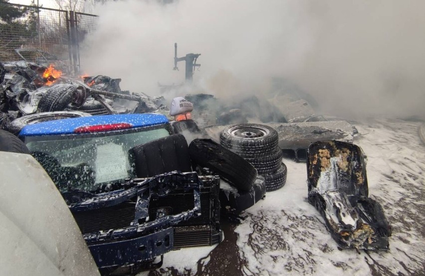 Potężny pożar w Czerwionce-Leszczynach. Zapaliły się części rozebranych pojazdów