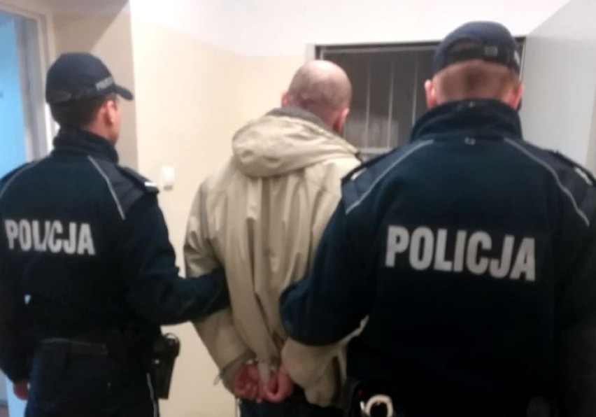 Rozbój na dworcu w Malborku. Sprawcy przystawili ofierze nóż do szyi, policjanci zatrzymali podejrzanych