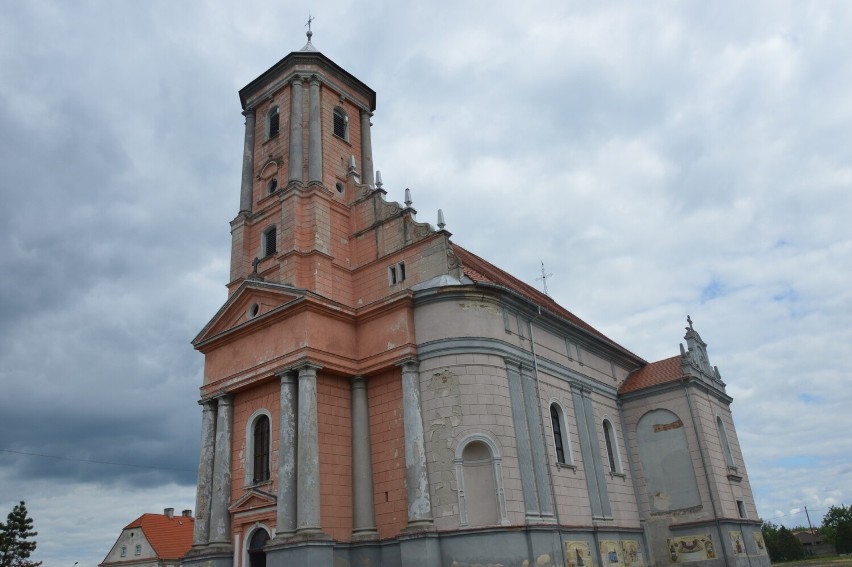 Wystawa Archiwum Państwowego w Opolu na kościele w Kopicach