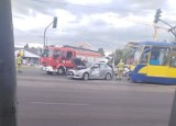 Wypadek na Szosie Lubickiej w Toruniu. Zderzenie samochodu osobowego z tramwajem