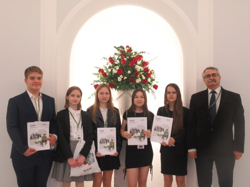 Młodzi posłowie Sejmu Dzieci i Młodzieży z opiekunem
