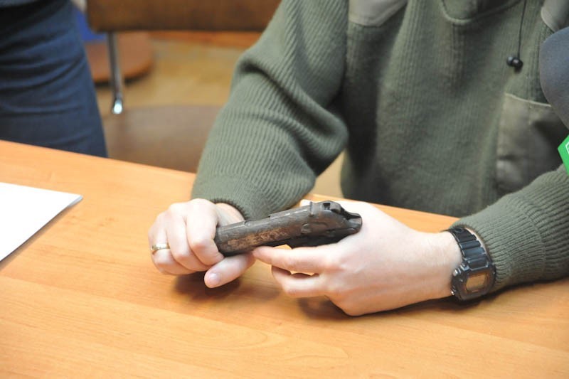 Zabytkowy pistolet dzięki słupskim policjantom trafi do Muzeum Narodowego [ZDJĘCIA]