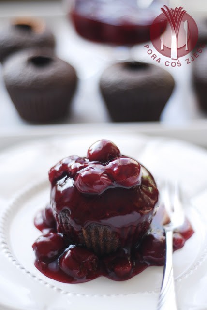 Muffiny brownie z colą i sosem cherry.