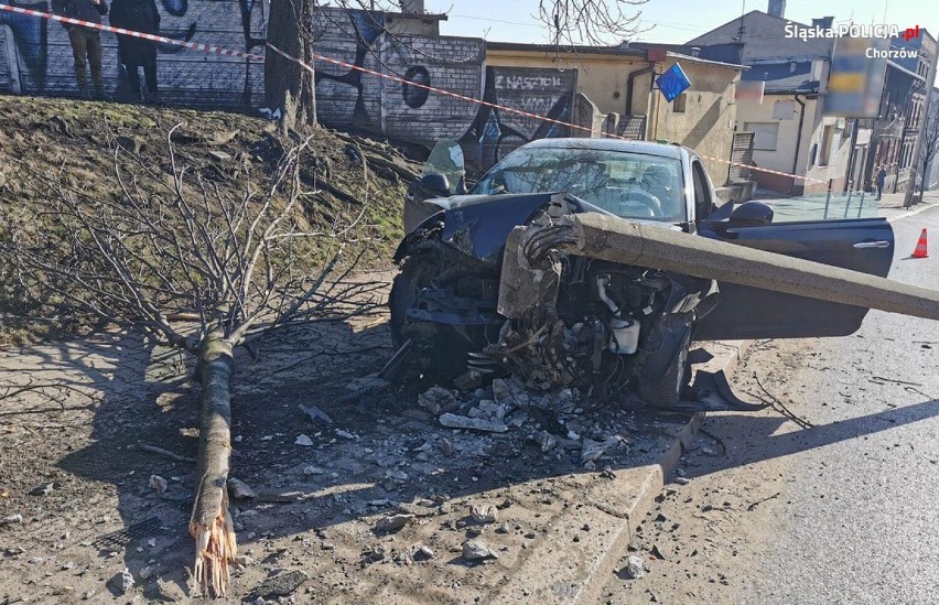 Wypadek w Chorzowie. Nastolatka zasnęła za kierownicą i uderzyła w latarnię. Zobacz ZDJĘCIA
