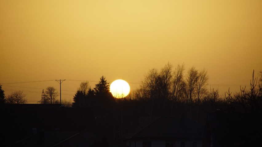 Powiat sławieński: Pył saharyjski nad Polską. Tak wyglądał zachód słońca 25 lutego