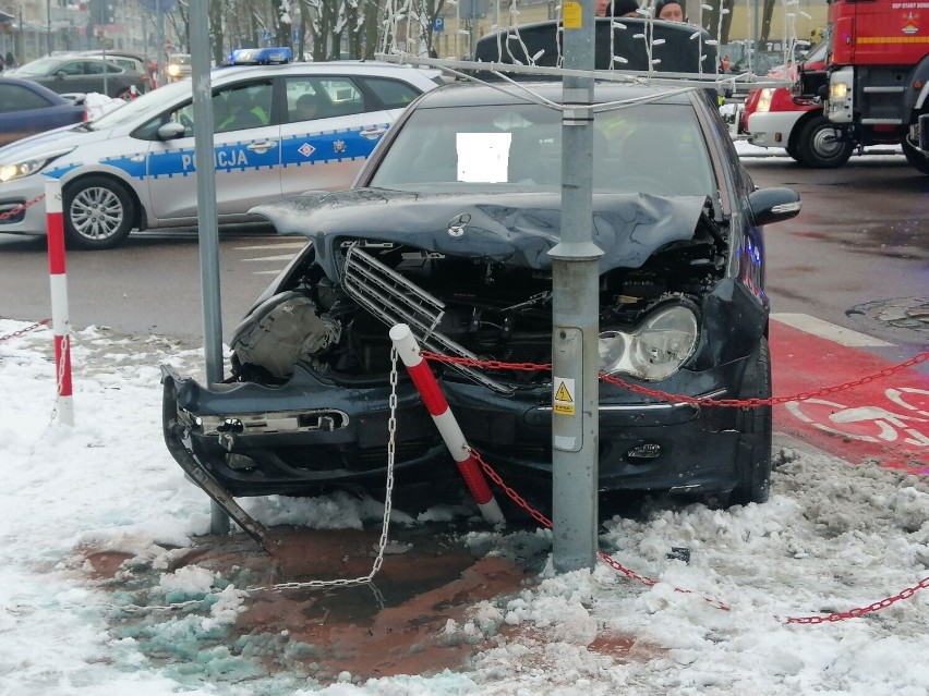 W centrum Kołobrzegu matiz uderzył w mercedesa z pijanym kierowcą [zdjęcia]