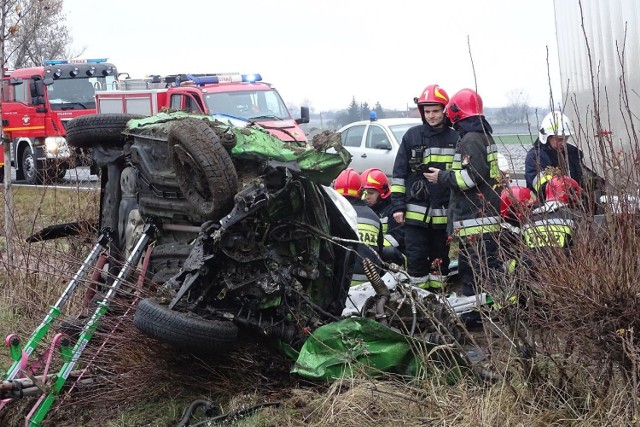 Wypadek w Kościelnej Wsi. Na krajowej "12" ciężarówka zderzyła się autem osobowym