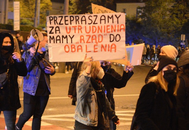 Na transparentach podczas strajku kobiet w Grudziądzu było wiele różnych haseł