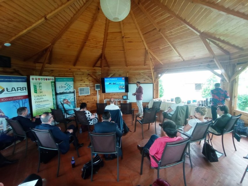 Konferencja Moc H2O z Łódzkiego z udziałem powiatu poddębickiego, czyli jak wykorzystać potencjał miejscowych wodnych atrakcji ZDJĘCIA