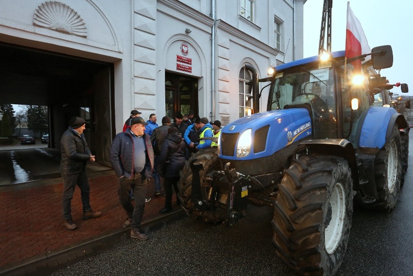 Blokada drogi w Przygłowie na drodze krajowej nr 12...