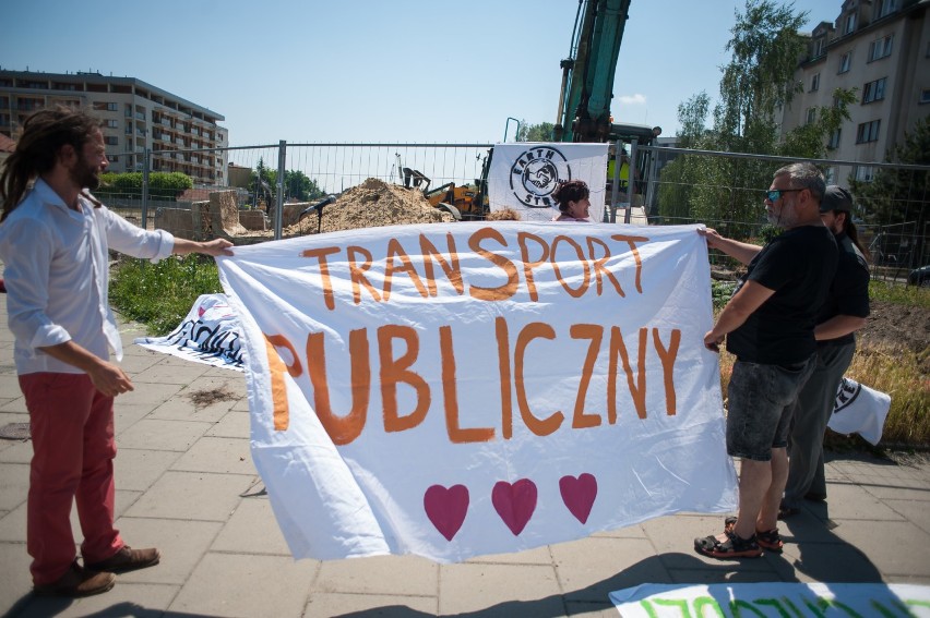 Kraków. Protest przeciwko budowie Trasy Łagiewnickiej i betonowaniu miasta. Mieszkańcy Ruczaju nie chcą utonąć w asfalcie [ZDJĘCIA]