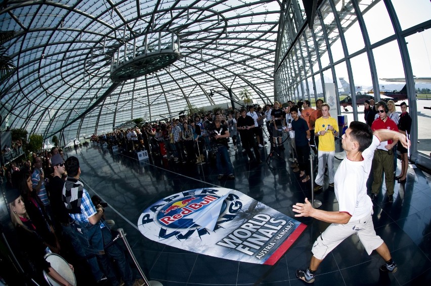 Studenci z Wrocławia powalczą o udział w Red Bull Paper Wings