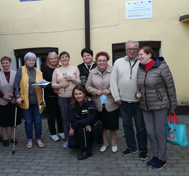 Policjantki odwiedziły podopiecznych Dziennego Domu Pobytu Seniora w Wagańcu i Nieszawie.