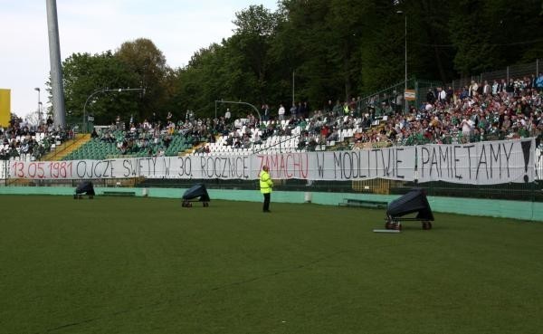 Kibice Polonii wspierają piłkarzy stołecznego klubu nie tylko na trybunach