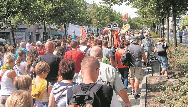 Dwa szczyty pielgrzymkowe.  Na święto Wniebowzięcia Matki Boskiej, przypadające 15 sierpnia, na Jasną Górę przybywają pielgrzymki z całego kraju.  Na odpust Matki Boskiej Częstochowskej, 26 sierpnia  przychodzą głównie pieLgrzymi z archidiecezji częstochowskIej.