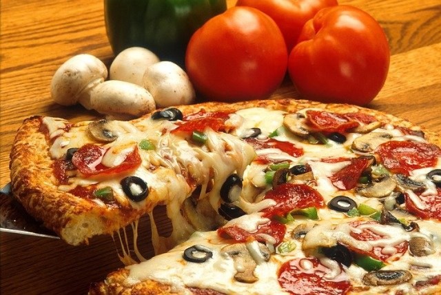 We wtorek, 9 lutego, obchodzony jest Międzynarodowy Dzień Pizzy! To świetna okazja, aby zamówić dobry placek. No właśnie, tylko gdzie dostaniemy idealną pizzę w Sosnowcu? Sprawdziliśmy w Google, które pizzerie z Sosnowca mają najlepsze opinie i są polecane przez klientów. Pod uwagę braliśmy lokale z minimum 200 opiniami oraz średnią cen 4,4. 

Nazwy lokali znajdziecie na kolejnych slajdach >>>>