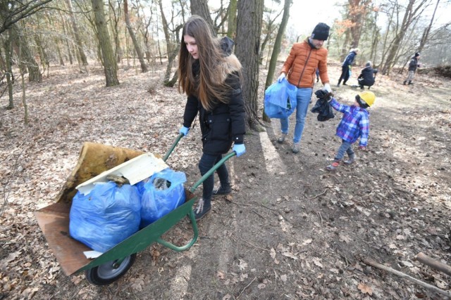 Mieszkańcy sprzątają "Psie Pole" na Wrzosach