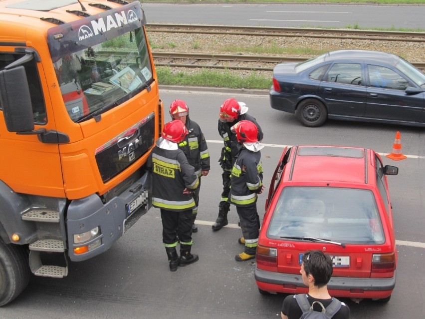 Na Legnickiej zderzyła się cieżarówka i auto osobowe (ZDJĘCIA)