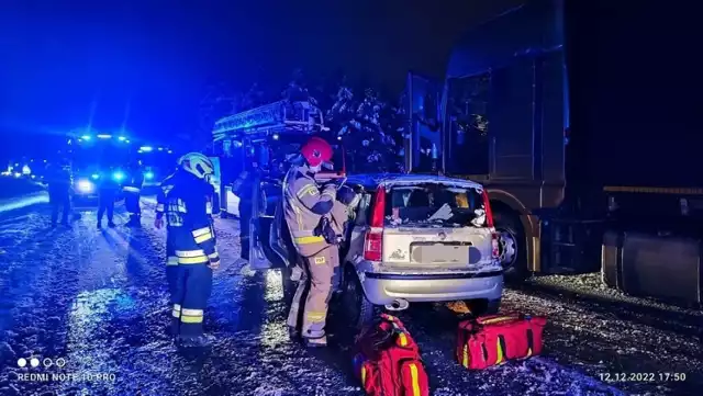 Jedna osoba ranna w wypadku na drodze Wolbrom-Olkusz (12.12.2022)