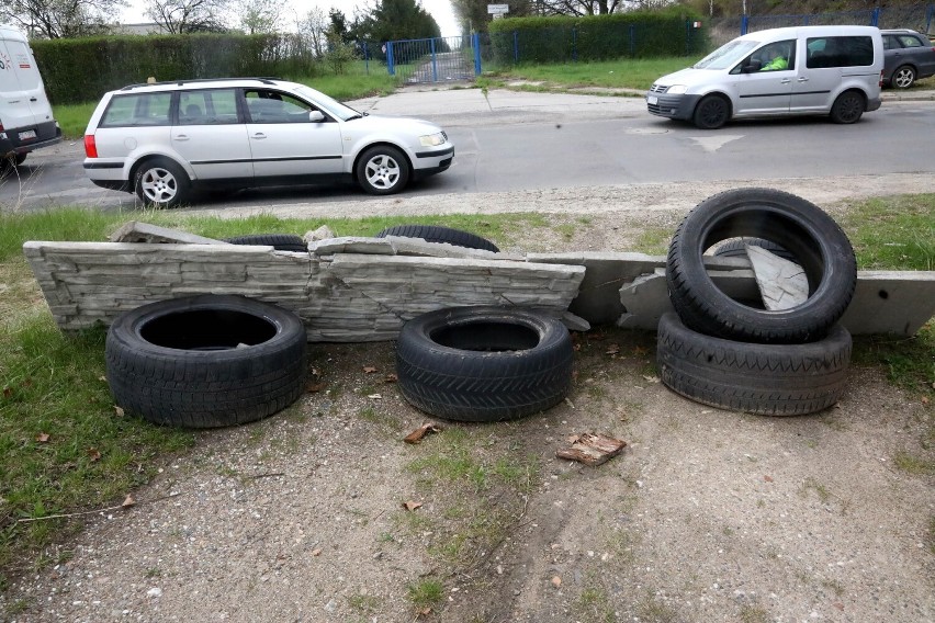 Zapora przeciwko zmotoryzowanym śmieciarzom przy ulicy Spokojnej w Legnicy