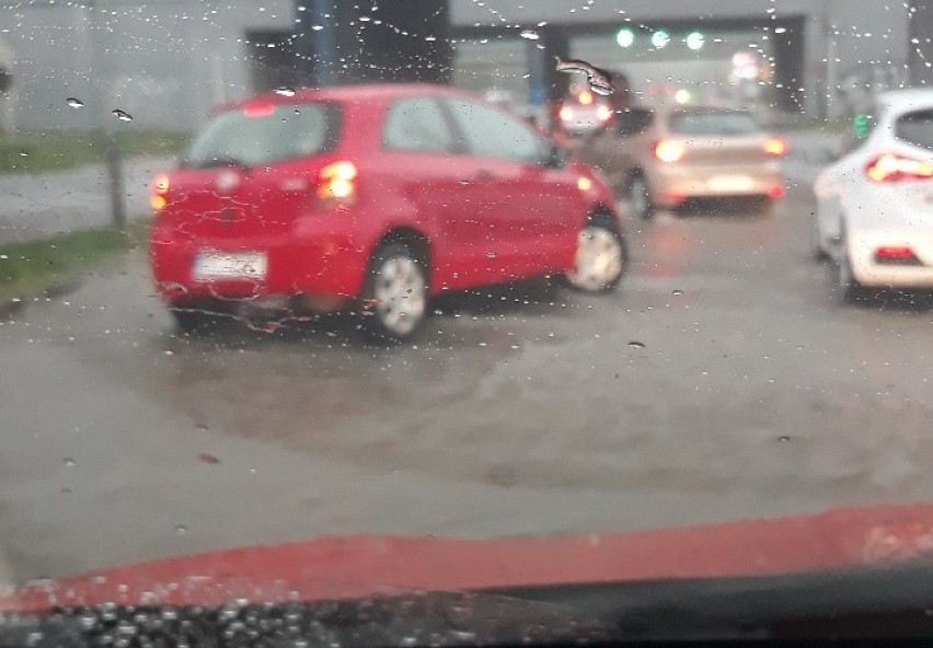 Wielka ulewa w Kielcach. Ulice całkowicie zalane.  Pływali ludzie i... auta [WIDEO, zdjęcia] 
