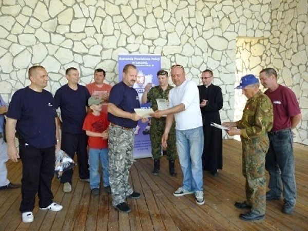 W niedzielę w Mełgwi policjanci rywalizowali z księżmi w zawodach wędkarskich.