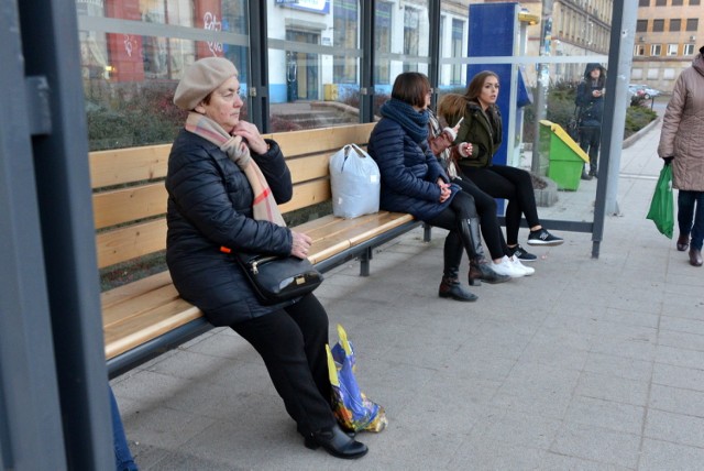 W środę, 13 grudnia, zakończyły się prace związane z modyfikacją siedzisk na 55 kieleckich małych wiatach przystankowych. Dzięki nim metalowa rurka biegnąca wzdłuż siedzisk została schowana pod deską.