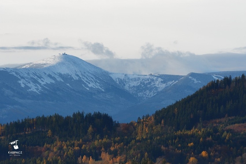 Widok z Jeleniej Góry - na Śnieżce widać już śnieg
