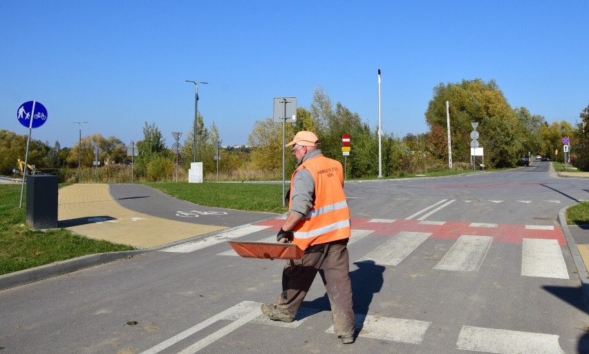 Tarnobrzeg. Mieszkańcy ulicy Siarkowej długo na to czekali. Rozpoczęła się budowa kanalizacji sanitarnej w rejonie Jeziora Tarnobrzeskiego 